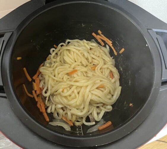 ホットクックで調理した焼きうどん。少し水分が多く、ややべちゃっと仕上がったため改善の余地あり