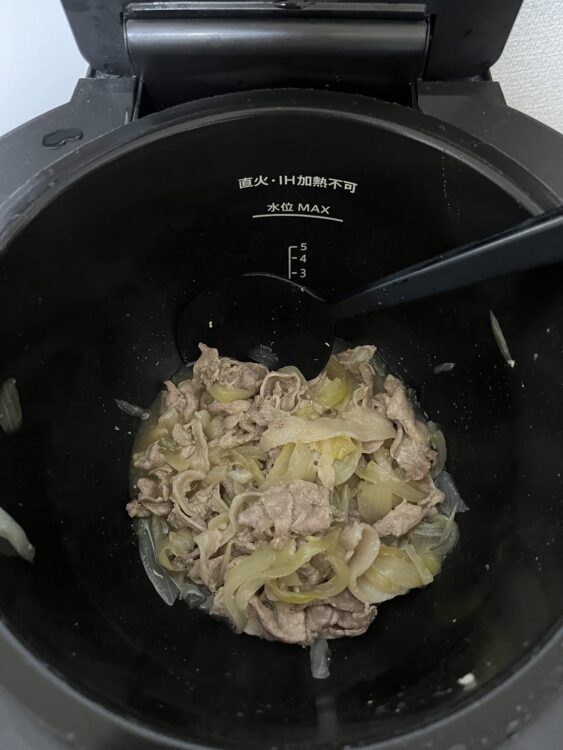 ホットクックで調理した豚肉と玉ねぎの炒め物。