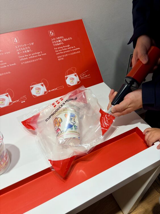 マイカップヌードルをエアパッケージに入れて空気を入れている工程
