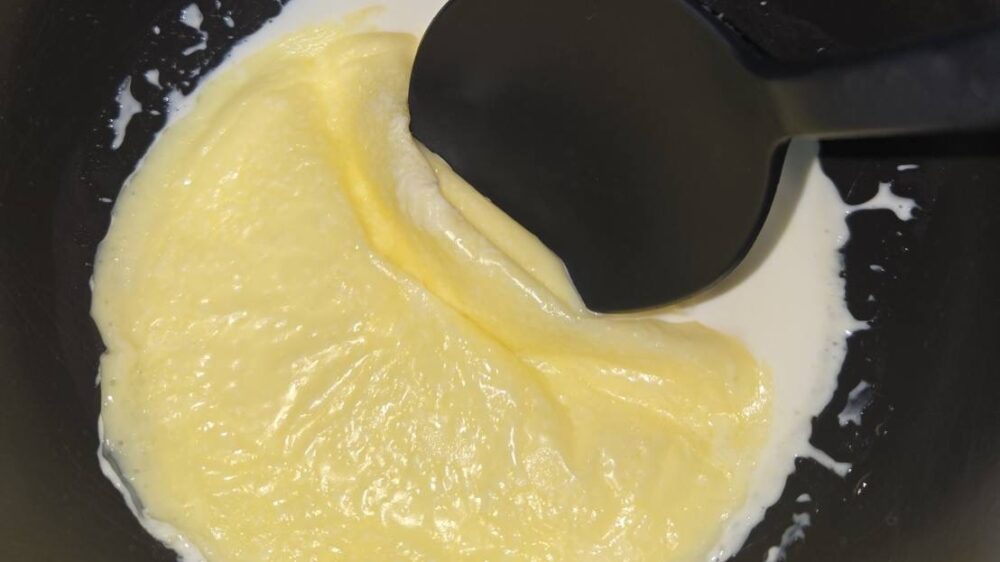 ホットクックで低温調理して作ったクロテッドクリーム。表面が固まり、スプーンですくえるほど濃厚に仕上がっている様子