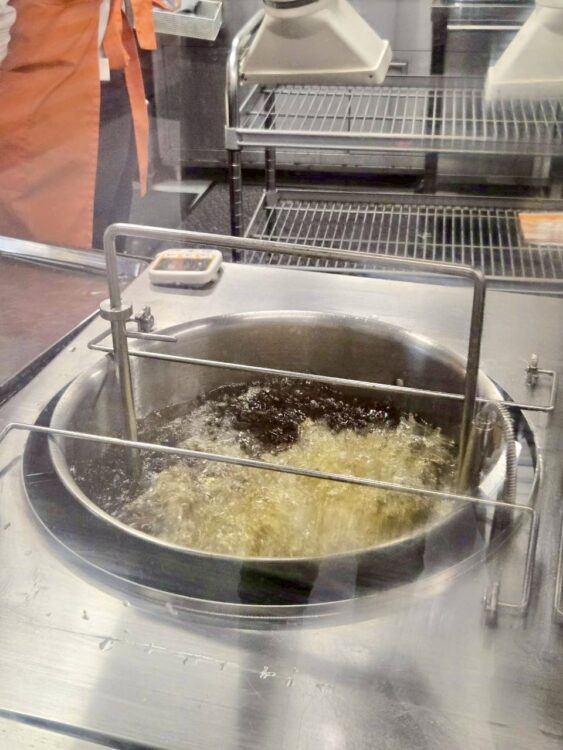 チキンラーメンファクトリー体験で、麺を高温の油で揚げている工程の様子。
