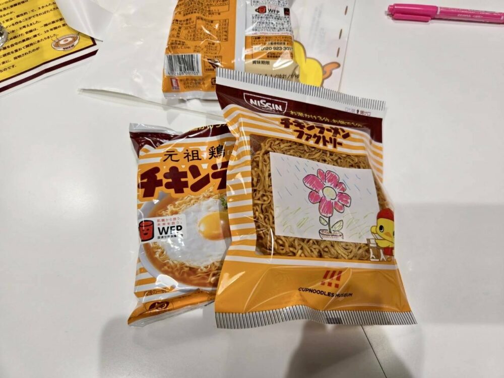 チキンラーメンファクトリーで作った手描きパッケージのチキンラーメンと、お土産でもらえる市販のチキンラーメン