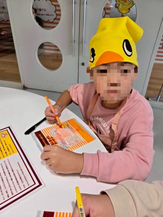 チキンラーメンファクトリー体験で、オリジナルパッケージに絵を描く子どもたちの様子