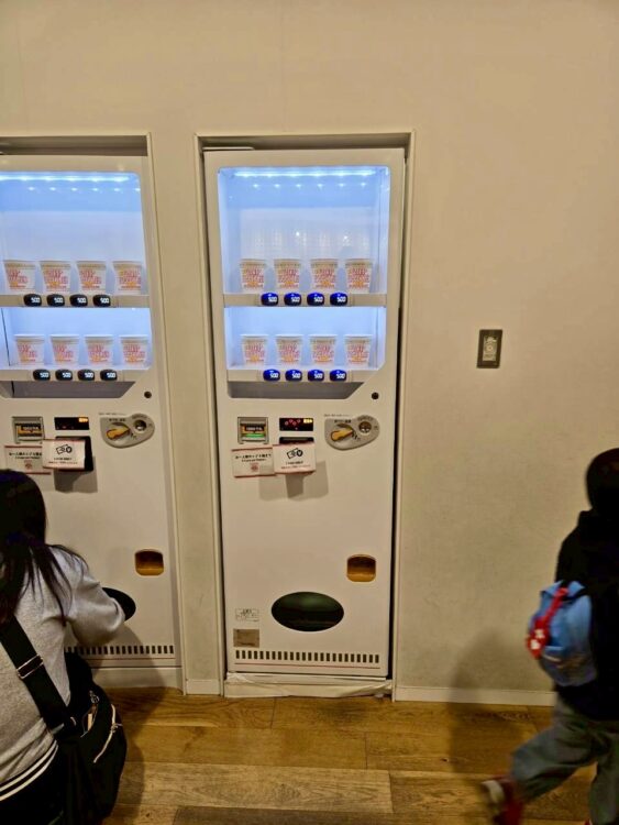 まずは自動販売機でカップを購入。中はもちろん空っぽで、ここから自分だけのカップヌードル作りがスタートします。