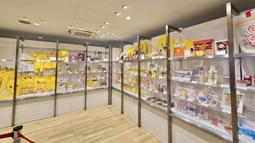 カップヌードルミュージアム大阪池田のお土産ショップの様子。ひよこちゃんグッズや限定商品が並ぶ売り場