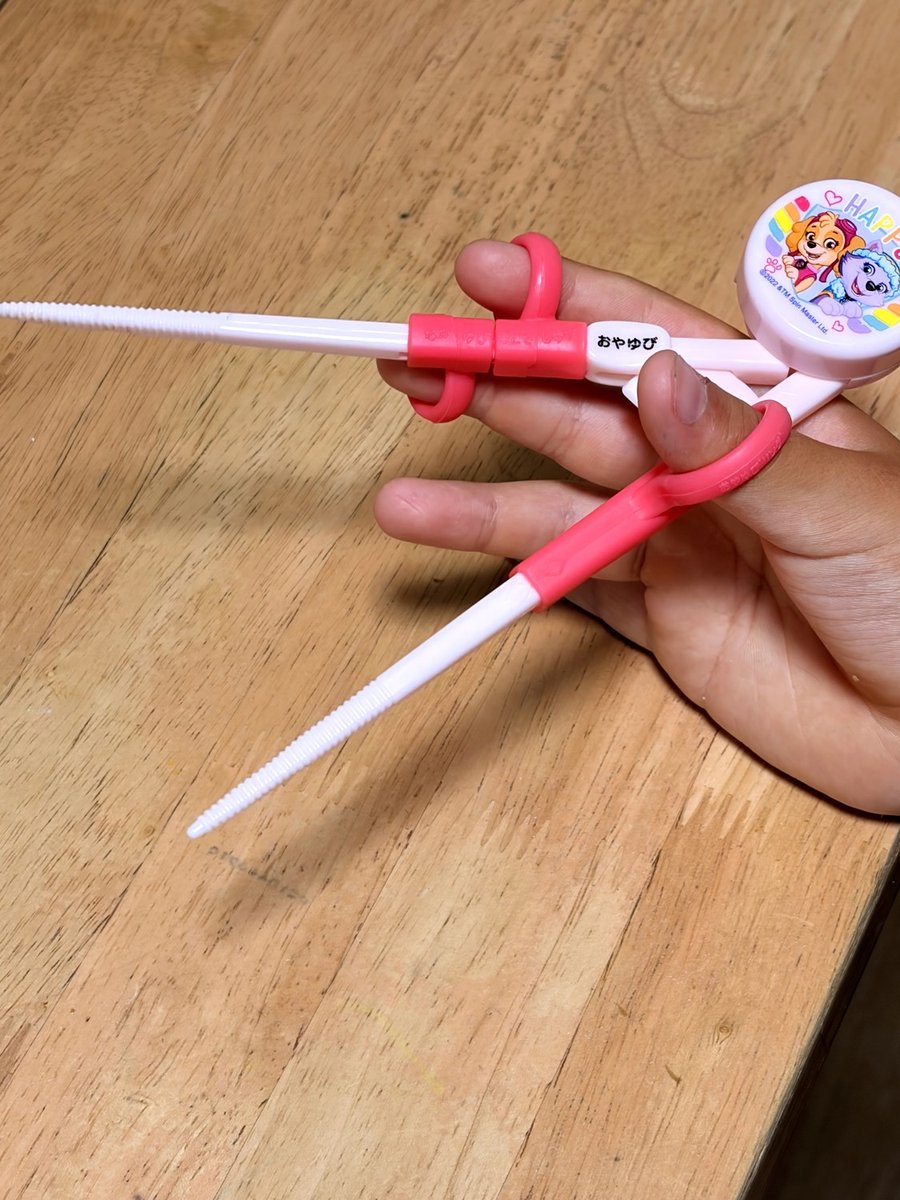 リングがあるので3本の指で挟まなくても箸が開いたまま