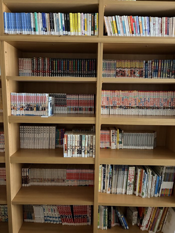 マンガや雑誌が並ぶ本棚