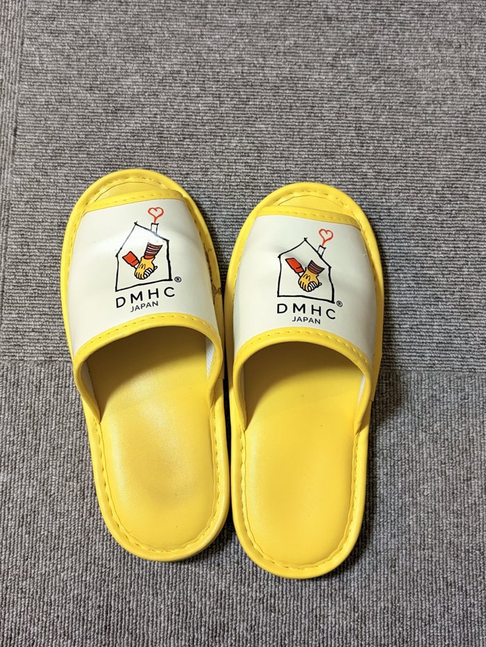ドナルド・マクドナルド・ハウスのロゴ入りスリッパ