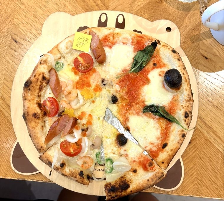 カービィの木製プレートに乗ったピザ