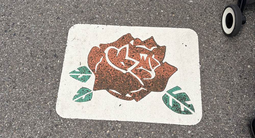 月見山駅から須磨離宮公園までの路面に描かれたバラのデザインシート
