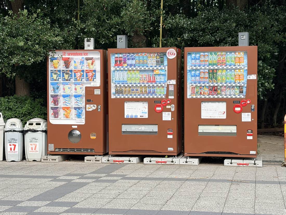 須磨離宮公園内の自動販売機。アイスと飲み物