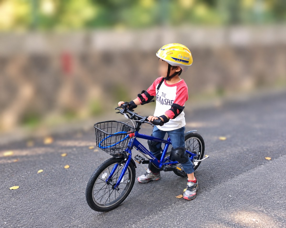 長男が乗っていた前カゴ付きの子ども用自転車。サドルの後ろに大人がつかむ部分がない