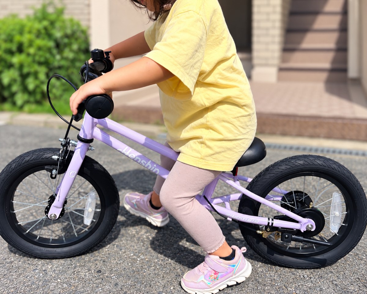 へんしんバイクC14に乗る子どもの足元。両足がしっかり地面につく