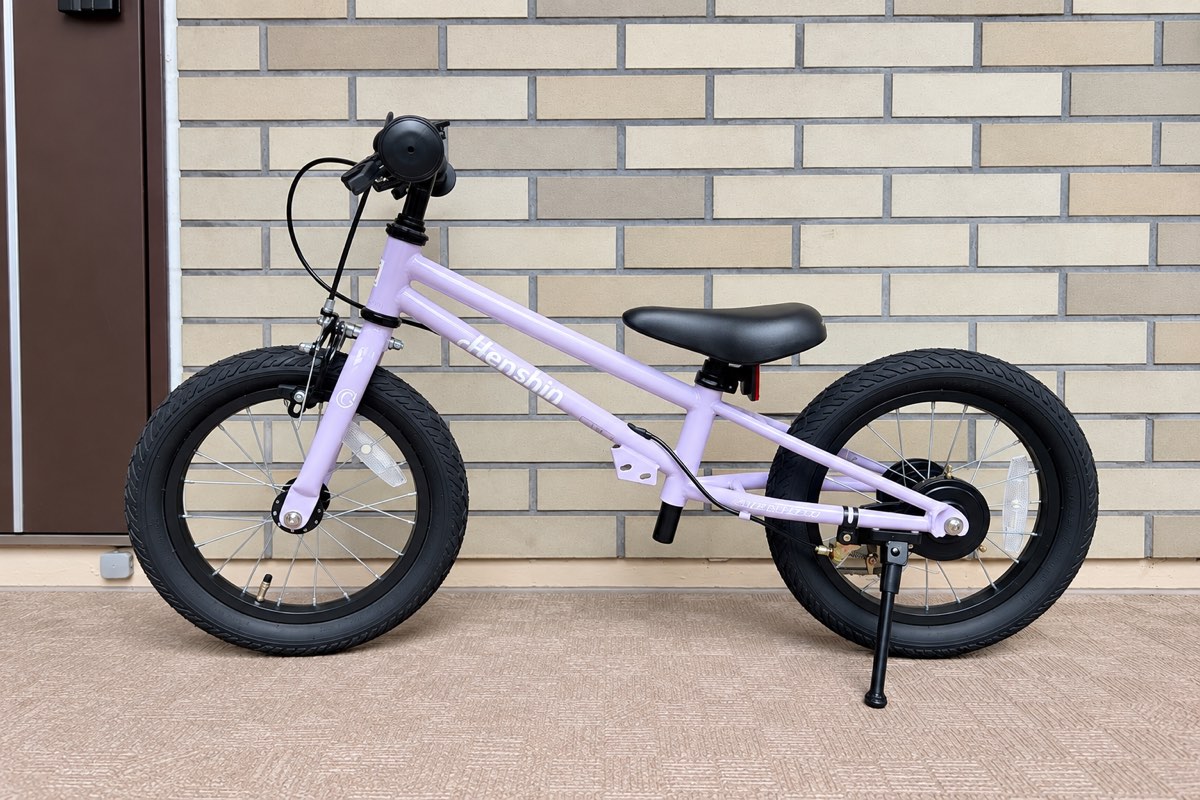 へんしんバイクC14の本体を横から見たところ。ペダルを外したキックバイクの状態