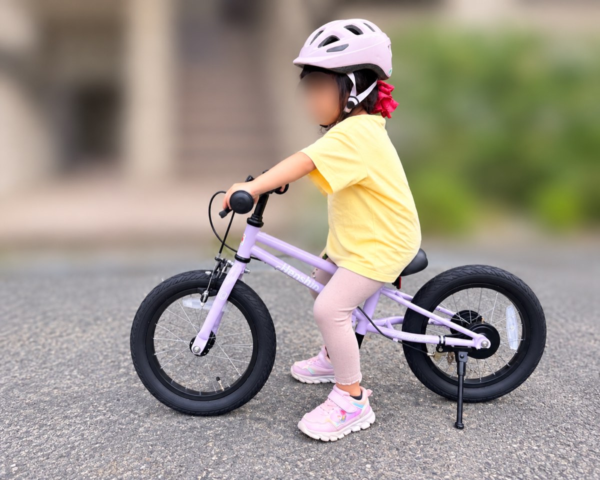 4歳の子どもがへんしんバイクC14にまたがっているところ