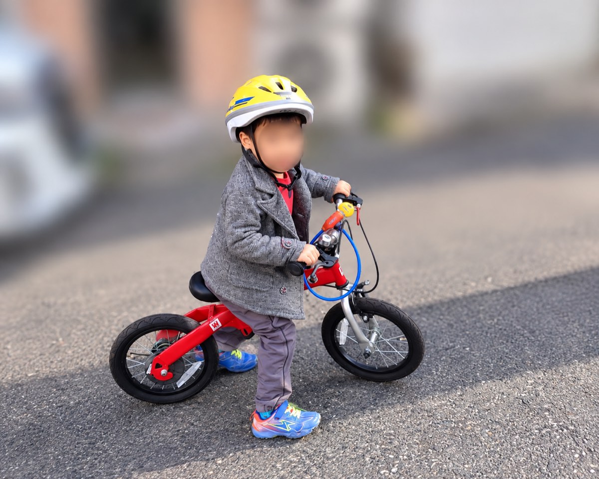 次男が使っていた赤いへんしんバイク2。ペダルを外したキックバイクの状態