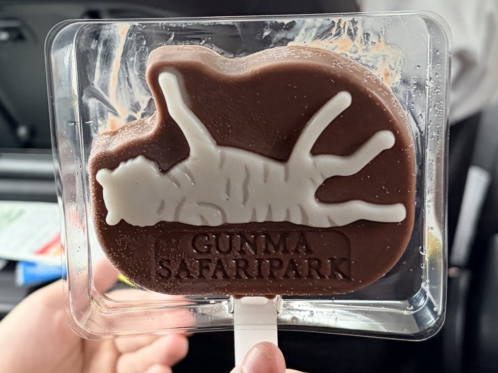 ホワイトタイガーの形のアイス。チョコレート地に、寝転んだトラの形が白く入っている
